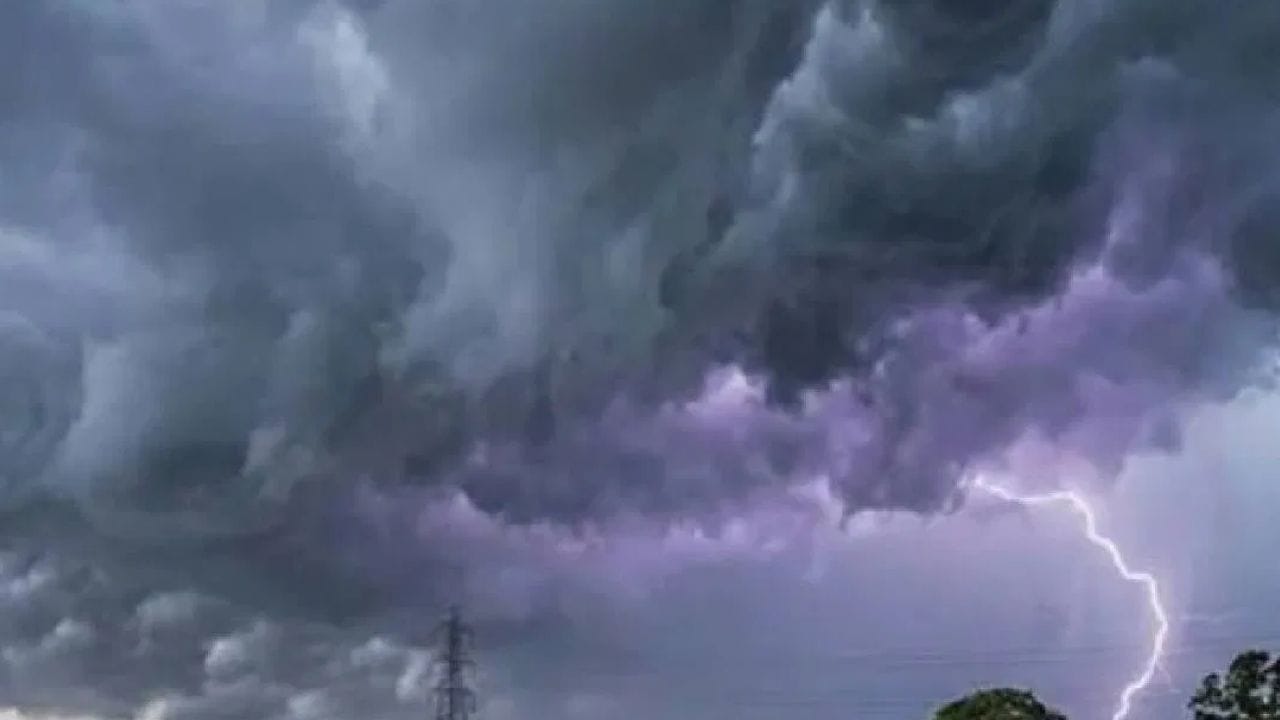देशातील विविध भागात मुसळधार पाऊस आहे. त्यामध्येच राज्यात आजही पावसाचा मोठा इशारा देण्यात आला. अनेक जिल्ह्यात मुसळधार पाऊस कोसळत आहे. झारखंड, ओडिसा या राज्यात तर पावसाने कहर केला. मुसळधार पावसाने पूर आल्याने जनजीवन विस्कळीत झाले.