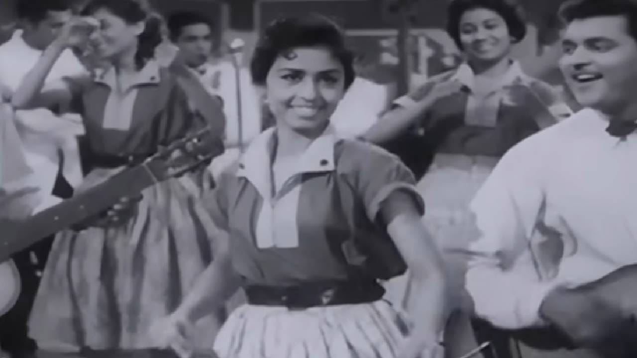 ‘बार बार देखो…’ची लोकप्रियता केवळ चित्रपटापुरती मर्यादित राहिली नाही. अनेक दशकांनंतरही या गाण्याची धून जाहिराती, रिअॅलिटी शो आणि विविध कार्यक्रमांमध्ये ऐकायला मिळते. गाण्याची पहिली ओळ कानावर पडताच पुढची ओळ आपोआप ओठांवर येते, हीच त्याच्या लोकप्रियतेची खरी पावती आहे.