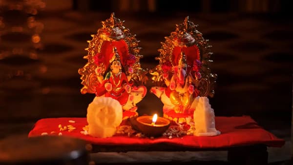 पहिली कमाई देवाला का अर्पण केली जाते? प्रथेमागे एक अद्भुत रहस्य
