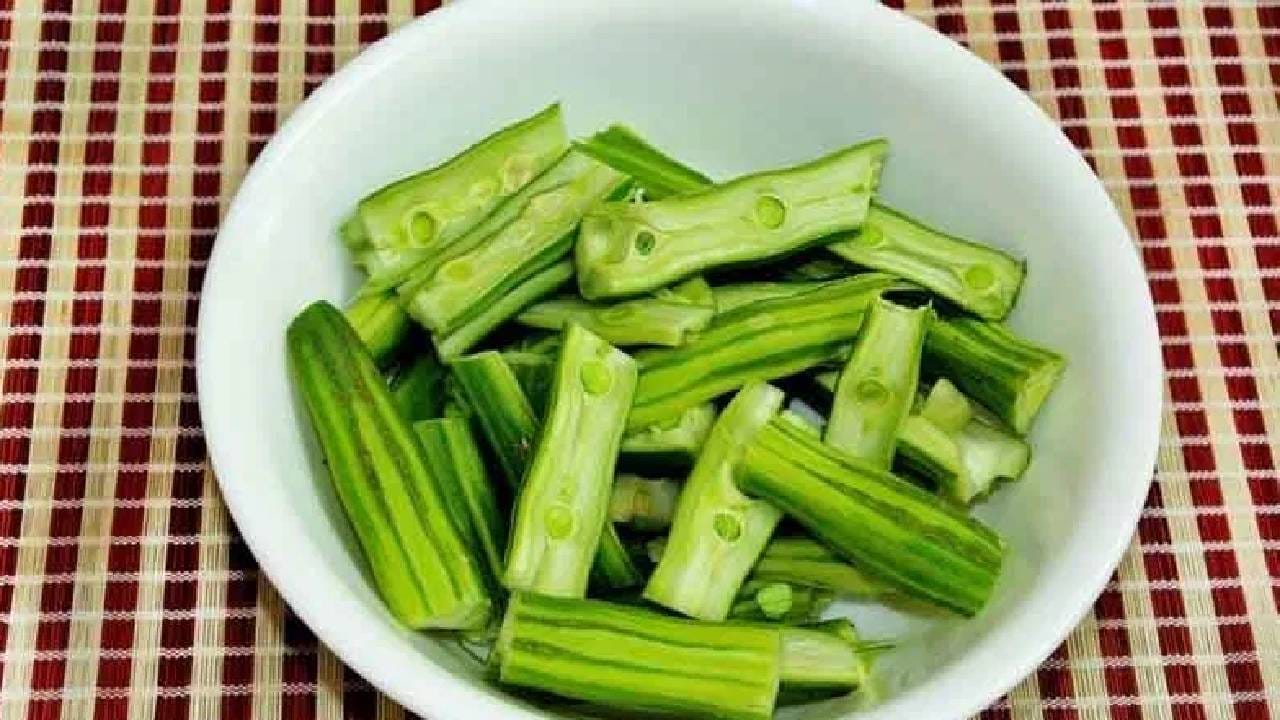 अवेळी खाणे, सतत फास्ट फास्ट फूड खाणे, झोप पूर्ण न होणे या सगळ्यामुळे आरोग्यावर मोठा परिणाम होतो. अॅसिडीटी होणे, गॅस होणे, पोट साफ न होणे अशा अनेक समस्या होत असल्याचे दिसते. पण या सर्व समस्यांवर एक उपाय आहे. एक अशी भाजी आहे जी खाल्ल्यामुळे शरीराला मोठा फायदा होतो. आता ही भाजी कोणती आहे? जाणून घ्या...