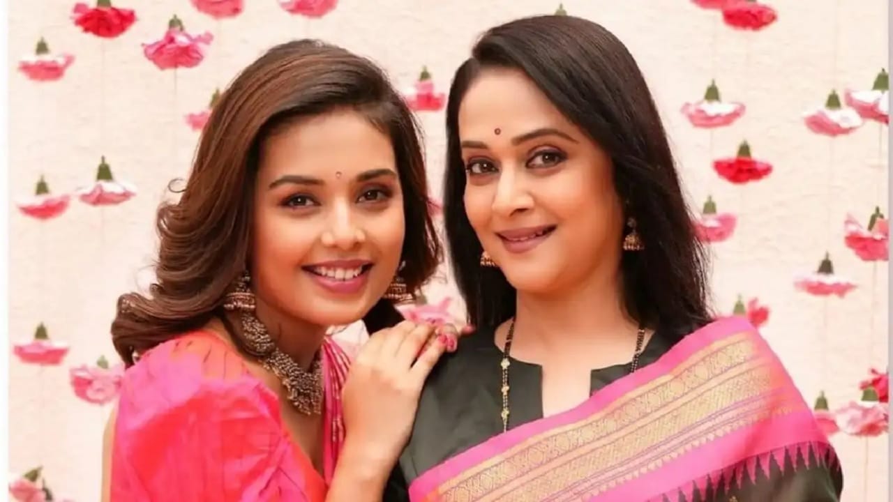 मृणाल कुलकर्णी लेकीसारखी सुनीची काळजी घेतात. नेहमीच सोशल मीडियावर पोस्ट करत सुनेचं कौतूक करत असतात.  दोघींचे अनेक फोटो आणि व्हिडीओ देखील सोशल मीडियावर  व्हायरल होत असतात. 