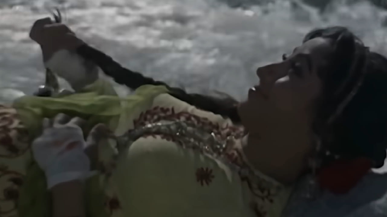 'चांद सी महबूबा हो मेरी, कब ऐसा मैंने सोचा था...' या ओळी आजही प्रेमगीतांच्या यादीत अग्रस्थानी आहेत. ऑटोट्यूनसारख्या आधुनिक तंत्रज्ञानाशिवाय रेकॉर्ड झालेल्या या गाण्यातील नैसर्गिक आवाज आणि भावना श्रोत्यांच्या मनाला आजही स्पर्श करतात. 
