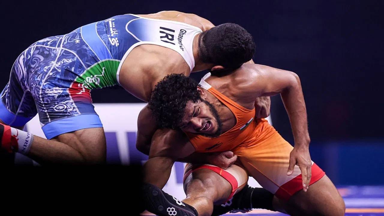 जापानमध्ये 19 सप्टेंबरपासून एशियन्स गेम्स 2026 स्पर्धेला सुरूवात होणार आहे. या स्पर्धेपूर्वी भारतीय कुस्तीपटू गटाला मोठा धक्का बसला आहे. पदकासाठी प्रबळ दावेदार असलेल्या आणइ 86 किलो फ्रीस्टाईल कॅटेगरीतील कुस्तीपटू मुकुल दहिया डोप टेस्टमध्ये फेल गेला आहे. (PHOTO CREDIT- GETTY)