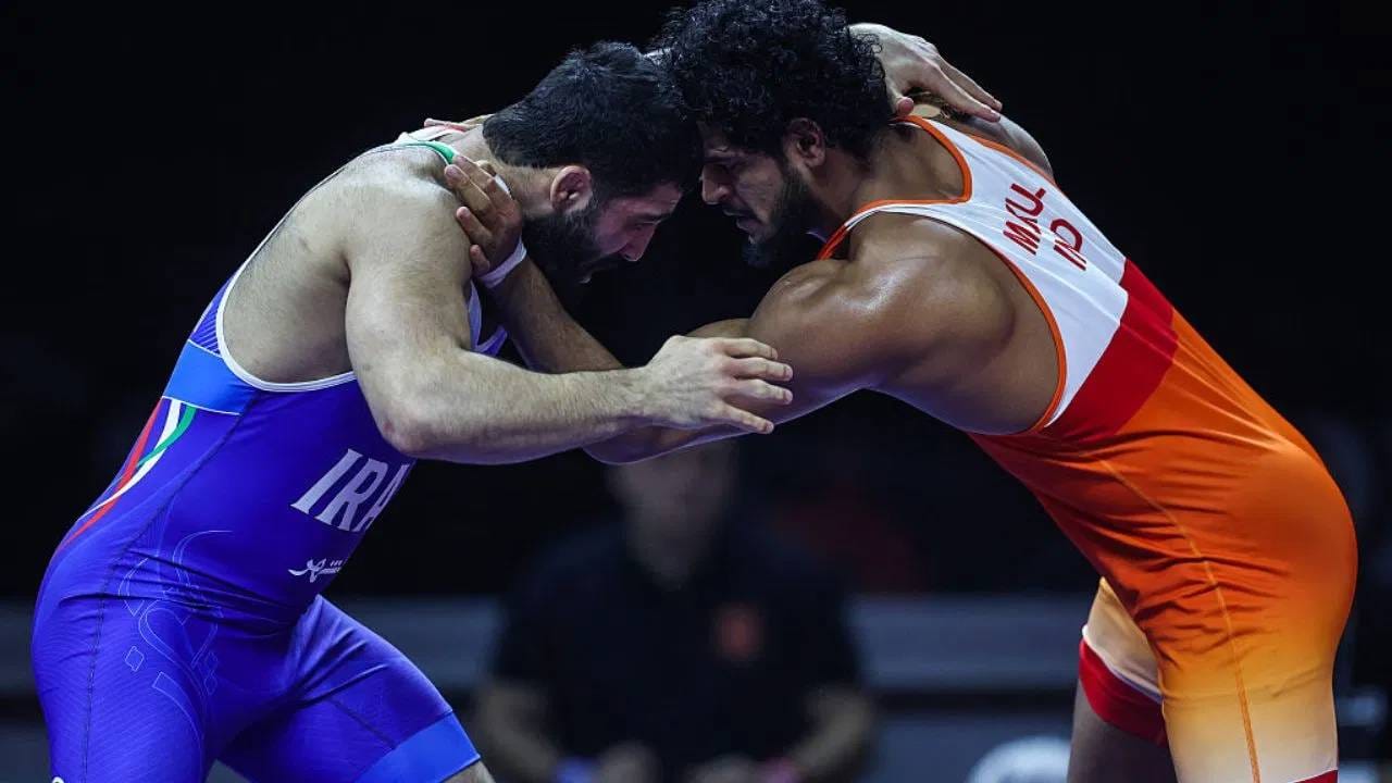 WFIने जूनच्या पहिल्या आठवड्यात भारतीय ऑलिम्पिक संघाला शेवटच्या खेळाडूंची यादी पाठवली होती. आता दिलेला अवधी संपल्याने मुकुल दहियाच्या जागी दुसऱ्या कुस्तीपटूला पाठवणं कठीण आहे. (PHOTO CREDIT- GETTY)