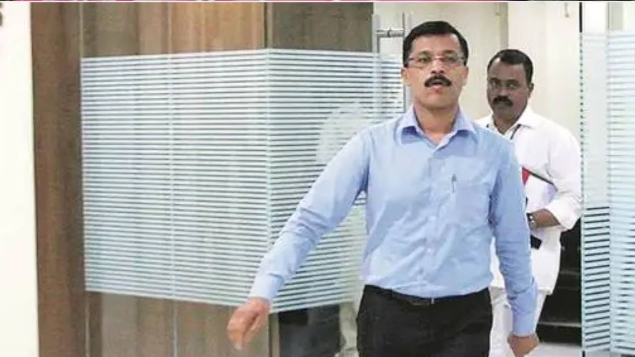 मात्र, बदली झाली तरी त्यांच्या कामातील शिस्त आणि कार्यपद्धतीमध्ये फारसा फरक पडला नाही. त्यांच्या प्रामाणिक आणि कडक भूमिकेमुळे ते सर्वसामान्यांमध्ये लोकप्रिय अधिकारी म्हणून ओळखले जातात. पण तुम्हाला माहिती आहे का की तुकाराम मुंढे यांचा महिन्याला पगार किती आहे? 