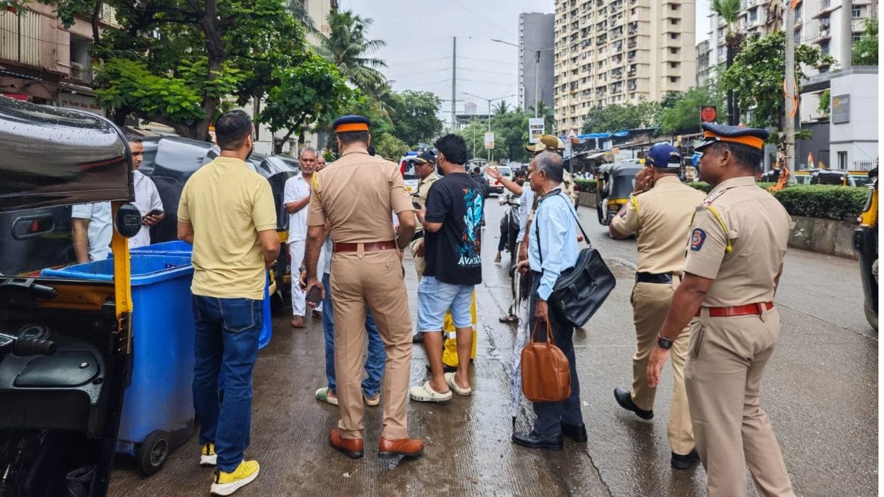 कांदिवलीमध्ये एक धक्कादायक घटना घडली. एका मराठी रिक्षाचालकाला मारहाण झाली. अमराठी रिक्षाचालकाकडून ही मारहाण करण्यात आली. मराठी सक्तीच्या विरोधात मोठा हंगामा झाला.