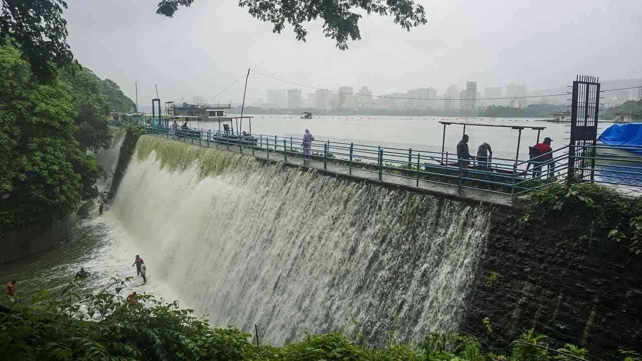 Water Cut News : मुंबईकरांनो पाणी जरा जपूनच वापरा, निराश करणारी बातमी, धरणांमध्ये किती टक्के पाणीसाठा Water Cut News : मुंबईकरांनो पाणी जरा जपूनच वापरा, निराश करणारी बातमी, धरणांमध्ये किती टक्के पाणीसाठा