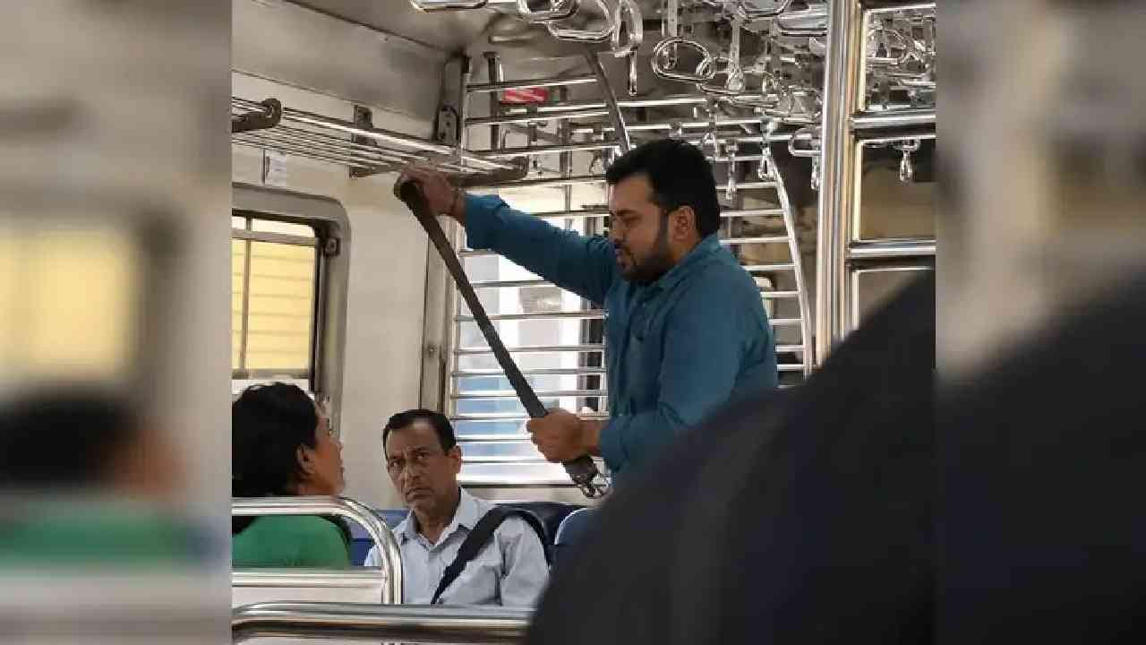 Mumbai Local Train : मुंबई लोकलमध्ये ज्या महिलेवर हात उचलला, मारायला बेल्ट काढला, ती भारतीय नाही, नवी अपेड्ट Mumbai Local Train : मुंबई लोकलमध्ये ज्या महिलेवर हात उचलला, मारायला बेल्ट काढला, ती भारतीय नाही, नवी अपेड्ट