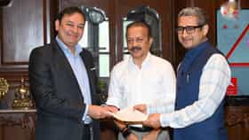 मुंबई पोलिसांच्या ताफ्यात 100 नवीन वाहनं, अदाणी फाऊंडेशनकडून 15 कोटींचा निधी