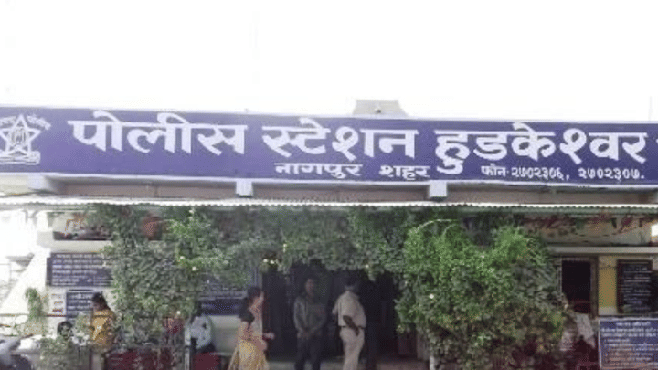 Nagpur | मुलीला पलंगाच्या टोकाला बांधलं अन्... वरिष्ठ अधिकाऱ्यांच्या लेकाचं भयनाक कृत्य Nagpur | मुलीला पलंगाच्या टोकाला बांधलं अन्... वरिष्ठ अधिकाऱ्यांच्या लेकाचं भयनाक कृत्य