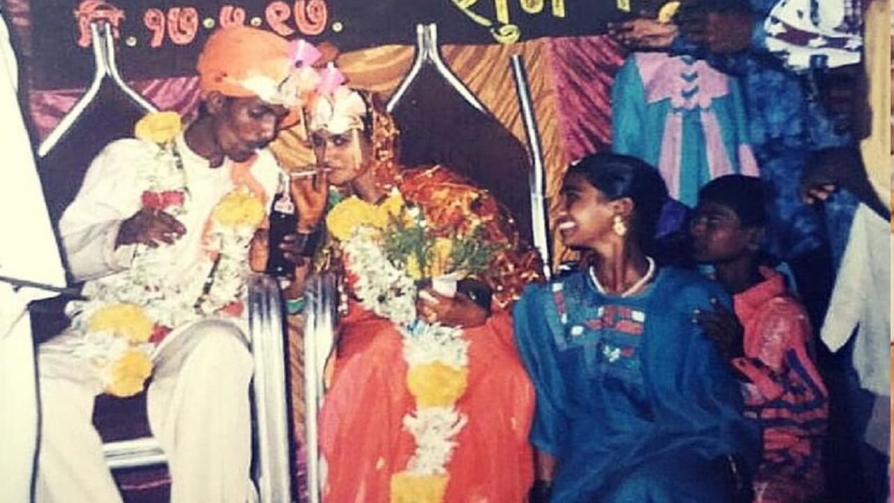 नागराज मंजुळे यांचं पहिलं लग्न 17 मे 1997 साली झालं. सुनिता असं त्यांच्या पहिल्या बायकोचं नाव आहे. दोघांनी 17 वर्ष संसार केला. पण दोघांचंन नातं फार काळ काही टिकलं नाही. अखेर 2014 साली ते कायदेशीररित्या वेगळे झाले.