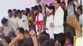 आदिवासी आंदोलक अण् अशोक उईकेंमध्ये खडाजंगी, नाशिकमध्ये वातावरण तापलं, जोरदार घोषणाबाजी