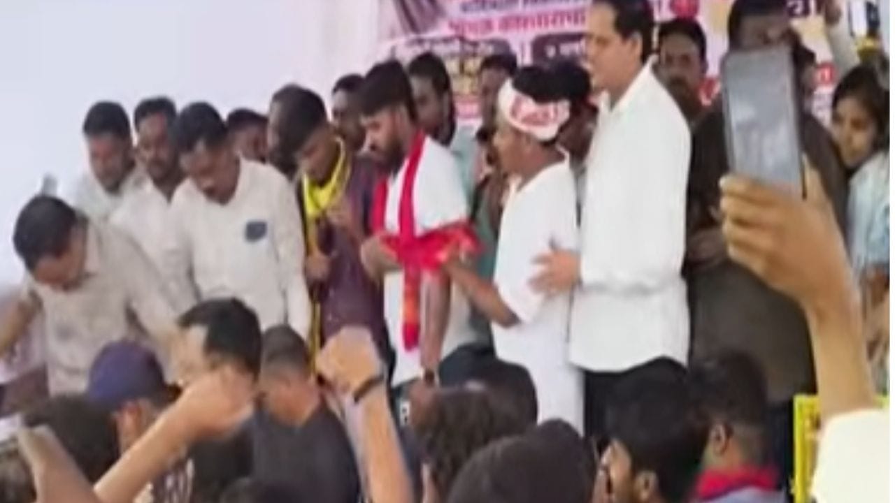 आदिवासी आंदोलक अण् अशोक उईकेंमध्ये खडाजंगी, नाशिकमध्ये वातावरण तापलं, जोरदार घोषणाबाजी आदिवासी आंदोलक अण् अशोक उईकेंमध्ये खडाजंगी, नाशिकमध्ये वातावरण तापलं, जोरदार घोषणाबाजी
