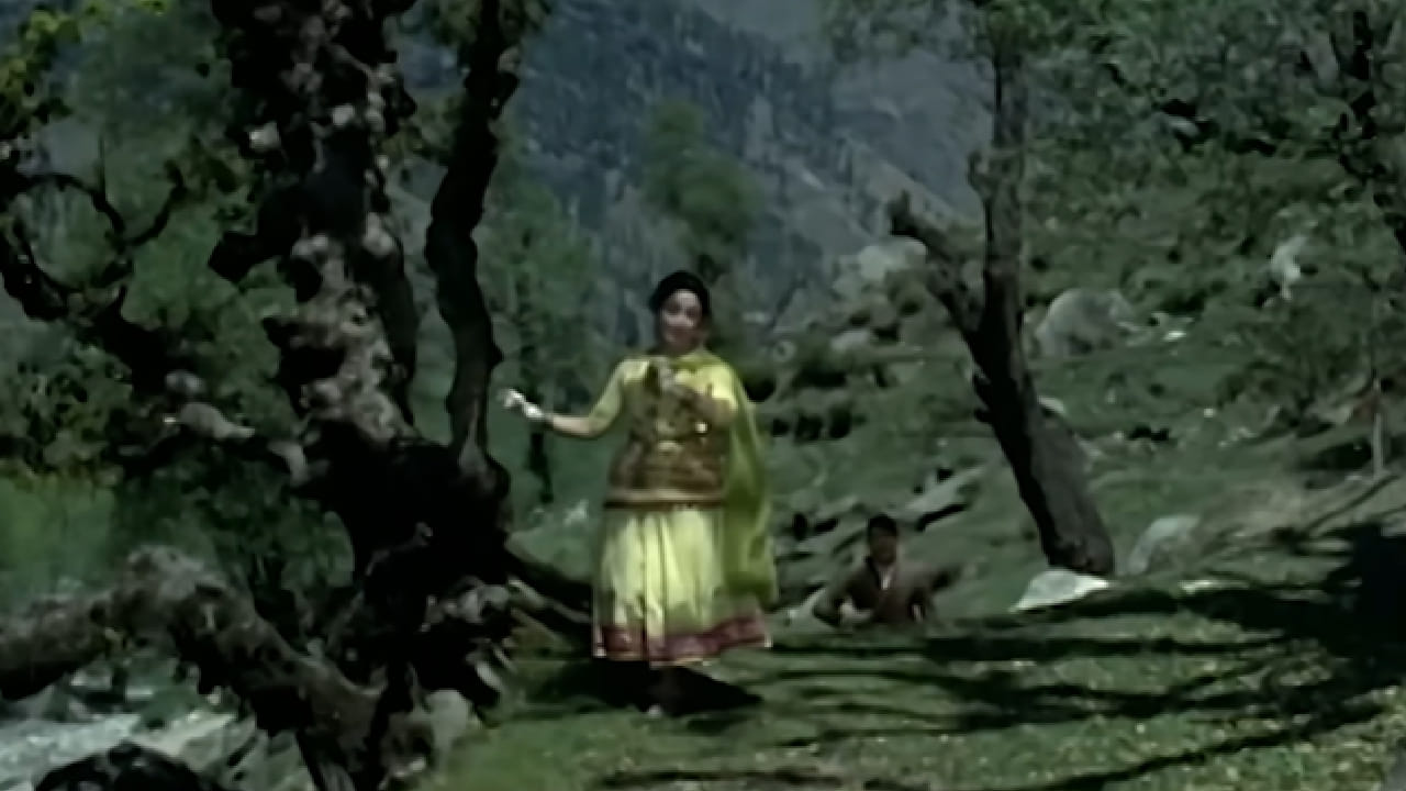 1965 मधील सर्वाधिक कमाई करणाऱ्या चित्रपटांपैकी एक होता. आजही या गाण्याची सोशल मीडियावर आणि चाहत्यांमध्ये प्रचंड चर्चा आहे. अनेकजण हे गाणं आवडीने ऐकतात. 