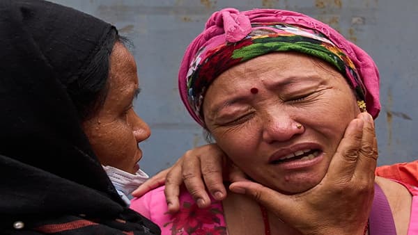 Nepal Flash Flood: जिवंत नसेल, तर किमान मृतदेह तरी..., नेपाळमध्ये लोकांची दयनीय अवस्था, शवगृहाबाहेर लांबच लांब रांगा