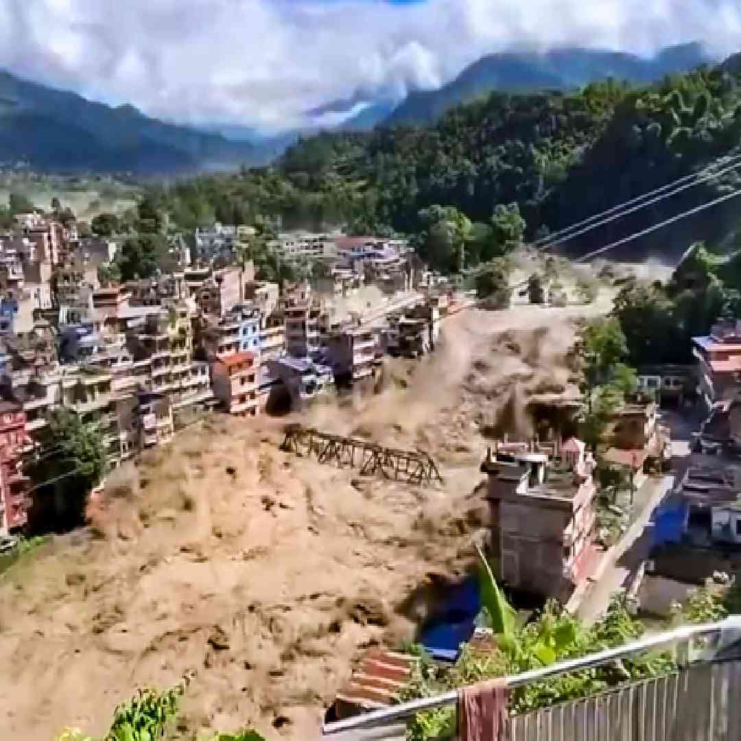 नेपाळमधून थरकाप उडवणाऱ्या पुराची दृश्य समोर येत आहेत. भयानक, भीषण या शब्दांपलीकडे जाऊन या पुराचं वर्णन करावं लागेल. भोटेकोशी नदीमध्ये आलेल्या या पुरामुळे हाहाकाराची स्थिती निर्माण झाली आहे.