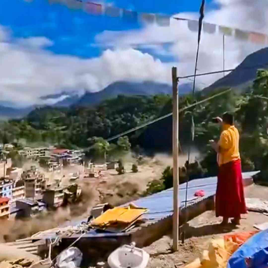या पुराने निसर्गाचं रौद्ररुप दाखवलं आहे. फक्त घर, संसारचं नाही तर सर्वकाही उद्धवस्त करणारा हा पूर आहे. शेकडो लोकांचा या पुरामध्ये मृत्यू झाल्याचा भिती आहे. नेपाळला गेलेले 100 पेक्षा जास्त भारतीय पर्यटक बेपत्ता आहेत.