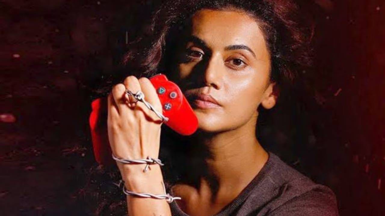 ‘गेम ओव्हर’ हा एक जबरदस्त सायकोलॉजिकल थ्रिलर चित्रपट आहे. त्याची कथा स्वप्ना (तापसी पन्नू) नावाच्या एका व्हिडिओ गेम डिझाइनरभोवती फिरते, जी अंधाराची भीती आणि पीटीएसडी (PTSD)शी झुंज देत आहे. अश्विन सरवानन यांच्या दिग्दर्शनात बनलेला हा चित्रपट जरी बॉक्स ऑफिसवर फारसा कमाल दाखवू शकला नाही, तरी त्याची अनोखी कथा आणि तापसीच्या अभिनयाला प्रेक्षकांनी खूप आवडवले होते.