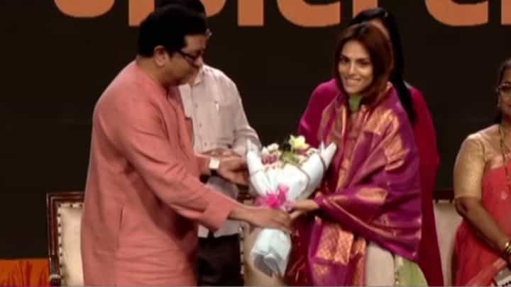 Raj Thackeray | NEET आंदोलनातील व्हायरल रिया अहिरचा राज ठाकरेंच्या हस्ते सत्कार Raj Thackeray | NEET आंदोलनातील व्हायरल रिया अहिरचा राज ठाकरेंच्या हस्ते सत्कार
