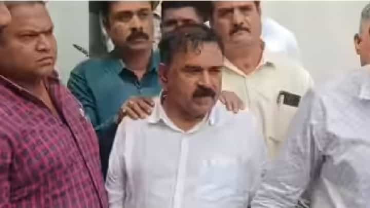 Ashok Kharat | भोंदू खरात अडचणीत येण्याची शक्यता, बनावट खाते प्रकरणात...नेमकी नवी माहिती काय? Ashok Kharat | भोंदू खरात अडचणीत येण्याची शक्यता, बनावट खाते प्रकरणात...नेमकी नवी माहिती काय?
