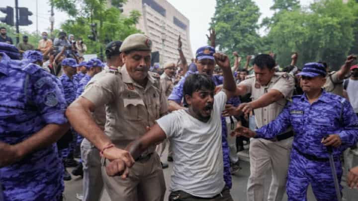 मोठा दिलासा! CJP आंदोलनातील विद्यार्थ्यांवरील गुन्हे मागे घ्या; कोर्टाचे सर्व राज्यांना आदेश मोठा दिलासा! CJP आंदोलनातील विद्यार्थ्यांवरील गुन्हे मागे घ्या; कोर्टाचे सर्व राज्यांना आदेश