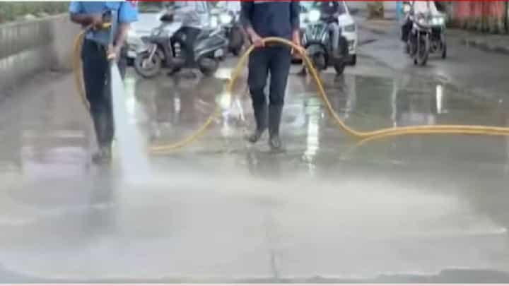 पुण्यात एकामागोमाग एक अपघात! रस्त्यावर ऑइल-चिखलाचा थर; 15 वाहनांची घसरगुंडी, नेमकं काय घडलं? पुण्यात एकामागोमाग एक अपघात! रस्त्यावर ऑइल-चिखलाचा थर; 15 वाहनांची घसरगुंडी, नेमकं काय घडलं?