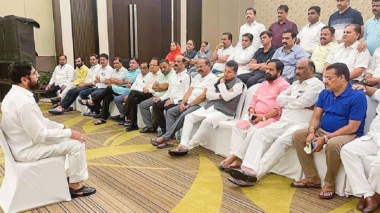 Shivsena | धनुष्यबाणावर संकट की दिलासा? सुनावणीपूर्वी शिंदेंची मंत्र्यांसोबत बंद दाराआड बैठक