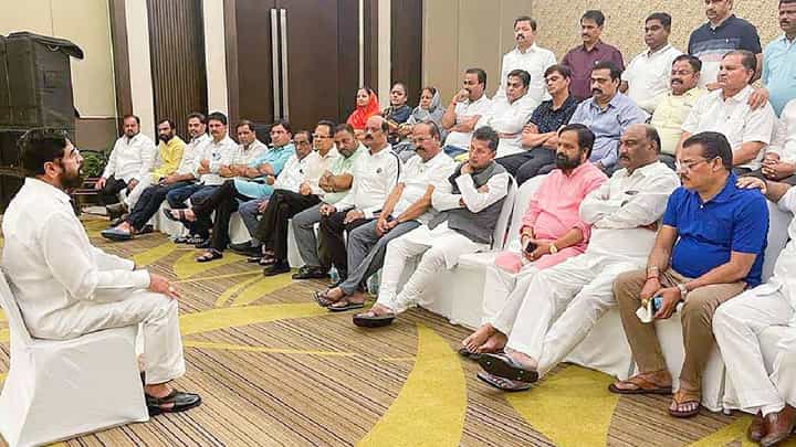 Shivsena | धनुष्यबाणावर संकट की दिलासा? सुनावणीपूर्वी शिंदेंची मंत्र्यांसोबत बंद दाराआड बैठक Shivsena | धनुष्यबाणावर संकट की दिलासा? सुनावणीपूर्वी शिंदेंची मंत्र्यांसोबत बंद दाराआड बैठक