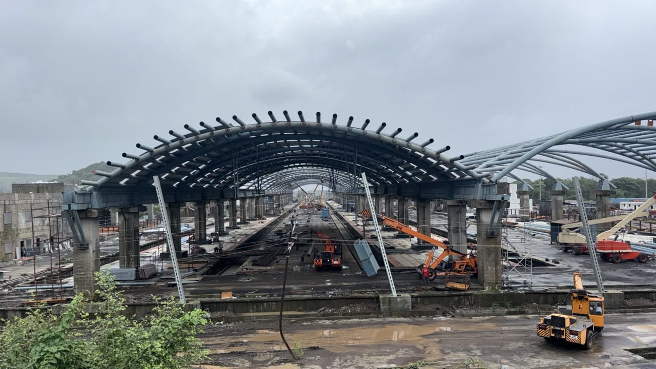Panvel–Karjat या नव्या उपनगरीय रेल्वे मार्गाचे काम पूर्ण होत आले आहे. जर कल्याण ते सीएसएमटी मार्गिकेवर काही बिघाड झाल्यास या नव्या पनवेल-कर्जत उपनगरीय मार्गिकेमुळे प्रवाशांना कर्जत ते सीएसएमटी व्हाया पनवेल असा पर्यायी मार्ग उपलब्ध होणार आहे. रायगड जिल्हा आता नव्या उपनगरीय लोकल मार्गाशी जोडला जाणार आहे. मध्य रेल्वेच्या नव्या २९.६ किलोमीटरच्या पनवेल - कर्जत उपनगरीय कॉरीडॉरमुळे कर्जत पट्ट्यातील प्रवाशांना आता मुंबई - सीएसएमटीला पोहचण्यासाठी कर्जत - सीएसएमटी व्हाया पनवेल असा नवा पर्याय लवकरच उपलब्ध होणार आहे.