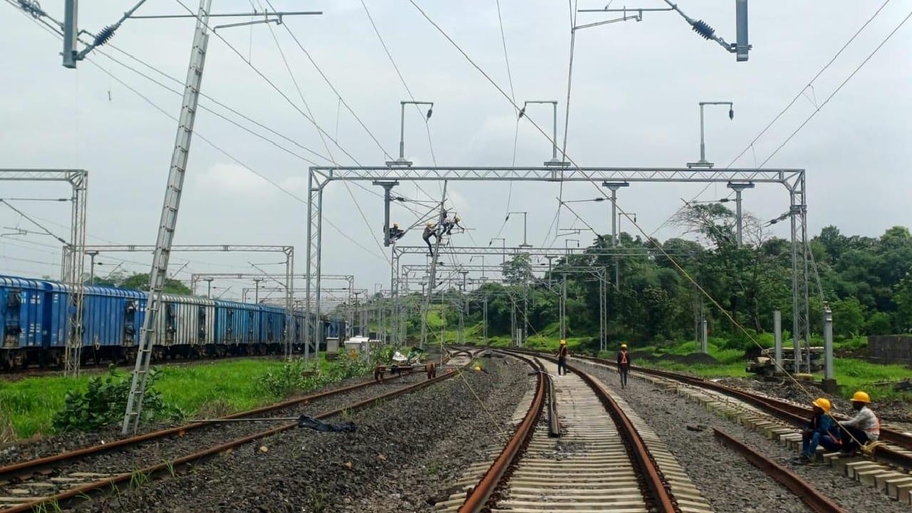 चिखले, मोहापे येथील सबवे तयार करुन पूर्ण झाले आहे. तर रोड ओव्हर ब्रिज 89/1 आणि 90/2 हा सर्वसामान्य नागरिकांसाठी सुरु करण्यात आले आहेत. टनेल - १ आणि टनेल - ३ मधील केबिलिंग काम पूर्ण झाले आहे. 