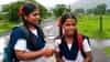 Karjat | छत्रीचा माईक घेऊन शाळकरी मुली बनल्या रिपोर्टर! कर्जतच्या रस्त्यांची पोलखोल; VIDEO पाहून तुम्हीही म्हणाल…