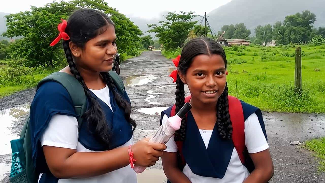 Karjat | छत्रीचा माईक घेऊन शाळकरी मुली बनल्या रिपोर्टर! कर्जतच्या रस्त्यांची पोलखोल; VIDEO पाहून तुम्हीही म्हणाल…