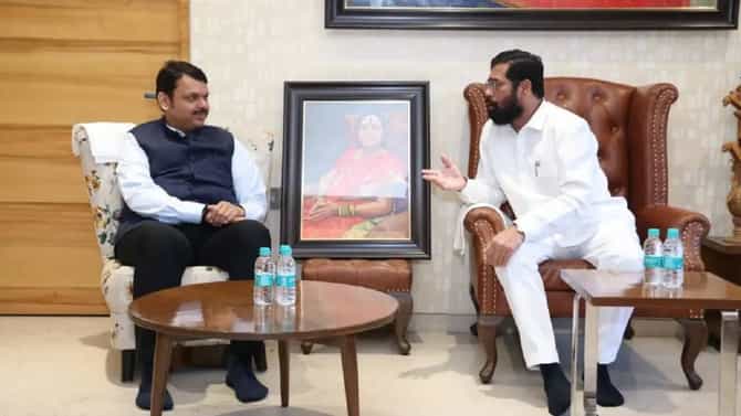 शिंदे रात्री उशिरा वर्षावर; फडणवीसांसोबत 20 मिनिटं बंद दाराआड चर्चा