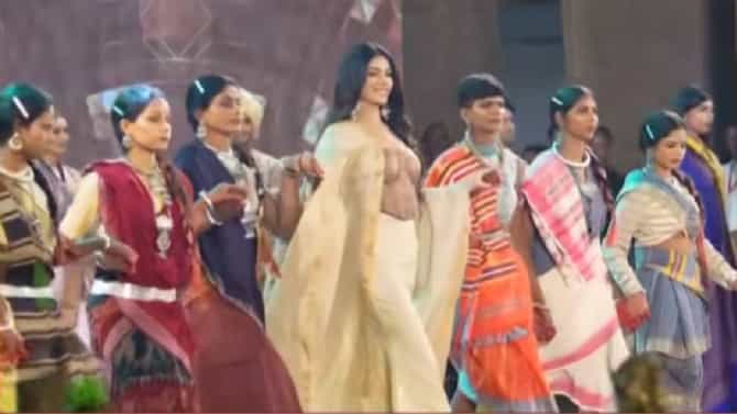 Ramp Walk | हातात बंदुका, आता रॅम्पवर कॅटवॉक! आत्मसमर्पित महिला नक्षलवाद्यांचा भन्नाट नवा अवतार बघाच