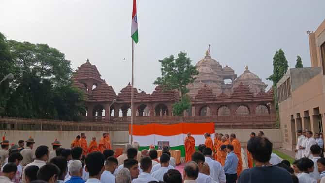 नवी दिल्लीतील अक्षरधाम मंदिरात स्वातंत्र्यदिन उत्साहात साजरा, संतांची राष्ट्रध्वजाला सलामी