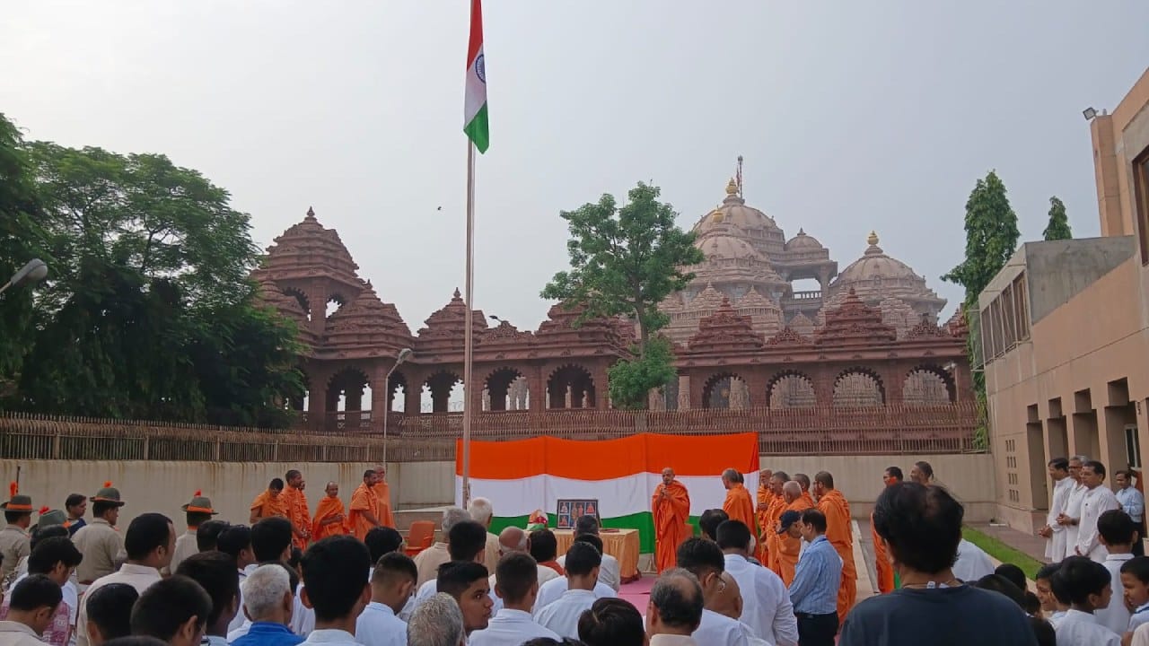 नवी दिल्लीतील अक्षरधाम मंदिरात स्वातंत्र्यदिन उत्साहात साजरा, संतांची राष्ट्रध्वजाला सलामी नवी दिल्लीतील अक्षरधाम मंदिरात स्वातंत्र्यदिन उत्साहात साजरा, संतांची राष्ट्रध्वजाला सलामी