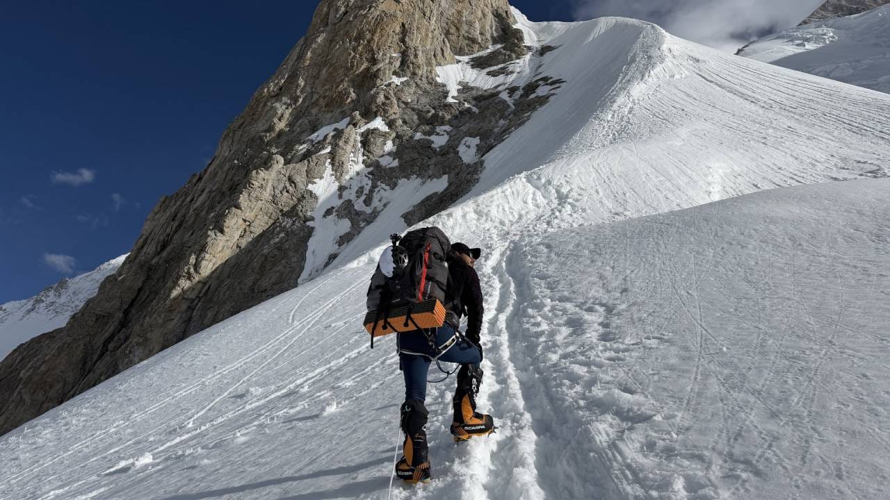 जगभरात निम्स दाई म्हणून ख्याती असलेले नेपाळी गिर्यारोहक निर्मल पुरजा यांनी जगाचा निरोप घेतला आहे. पाकिस्तानातील ब्रॉड पीकवर चढाई करताना हिमस्खलनात 30 जुलै 2026 रोजी बेपत्ता झाले होते. त्यानंतर दोन दिवसांनी त्यांच्या निधनाची बातमी समोर आली आहे. (Photo: Nirmal Purja MBE Twitter)
