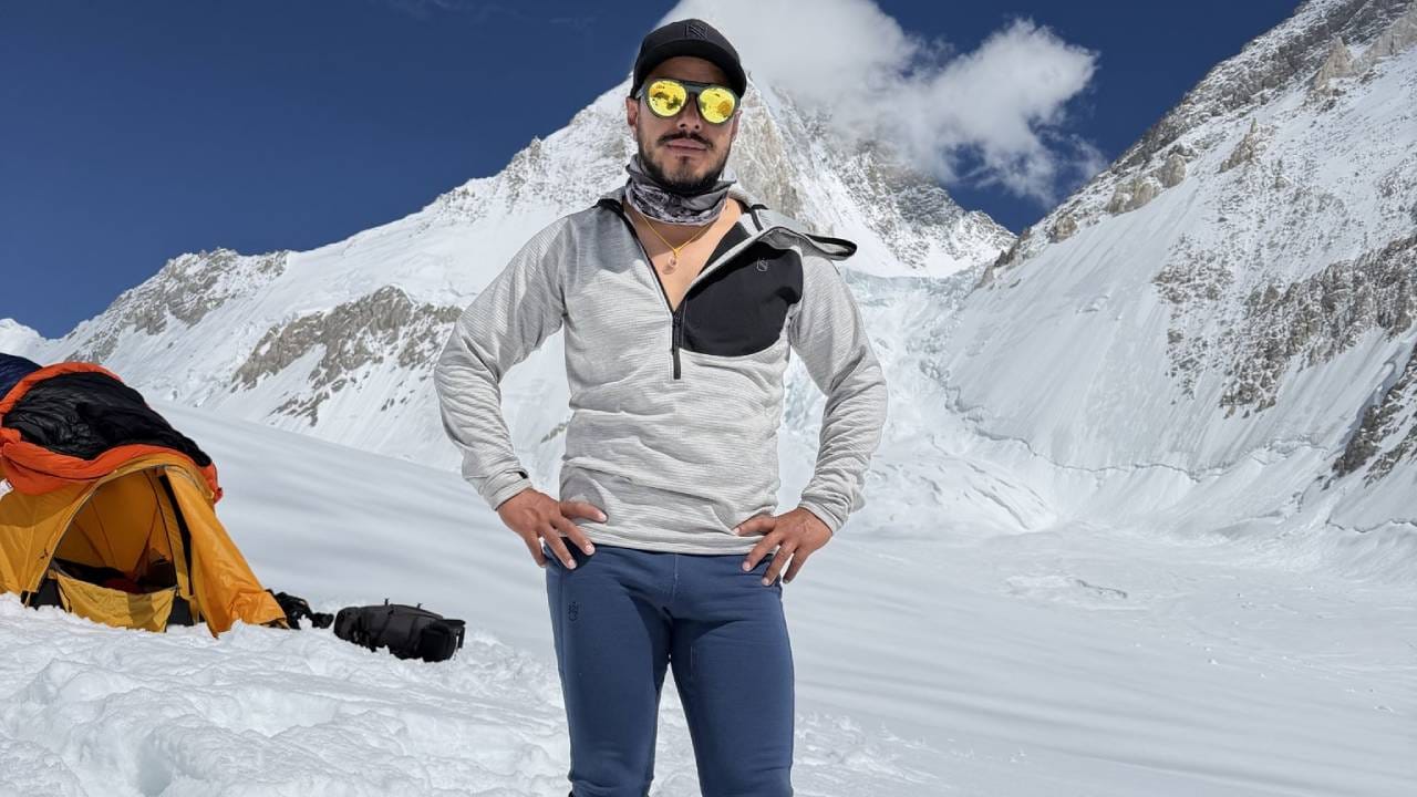 नेपाळचे रहिवासी असलेले आणि नंतर ब्रिटिश नागरिकत्व घेतलेले 43 वर्षीय निर्मल पुरजा हे गिर्यारोहण क्षेत्रातील 'सुपरहीरो' म्हणून गणले जात होते. त्यांनी 2019 मध्ये अवघ्या 189 दिवसांत जगातील सर्व 14 सर्वोच्च शिखरे सर करून इतिहास रचला होता. त्यावर '14 Peaks: Nothing Is Impossible' ही प्रसिद्ध नेटफ्लिक्स डॉक्युमेंट्री देखील आहे. (Photo: Nirmal Purja MBE Twitter)