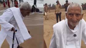 80 वर्षांच्या वृद्धाने आयुष्यात पहिल्यांदाच पाहिला समुद्र, त्यानंतर त्याने जे केलं ते पाहून लोकांच्या डोळ्यात आलं पाणी, Video
