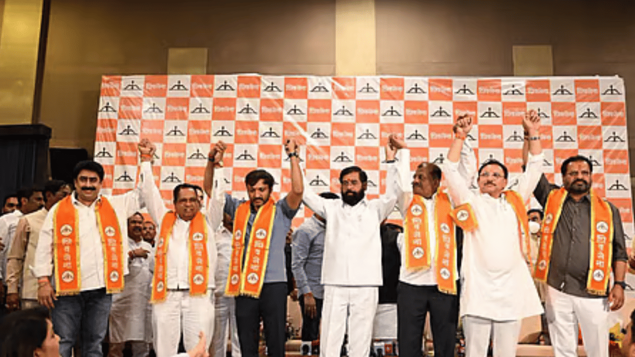 मोठी खळबळ! ठाकरे गटाचा मोठा डाव; सहा फुटीर खासदारांच्या अडचणी पुन्हा वाढल्या?
