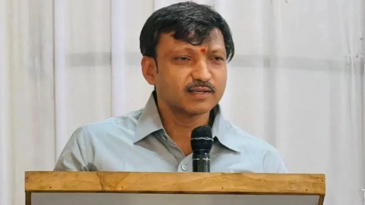 मोठी बातमी! ओमराजे निंबाळकर यांच्या घरात तुफान राडा, फ्री स्टाईल हाणामारी, नेमकं प्रकरण काय? मोठी बातमी! ओमराजे निंबाळकर यांच्या घरात तुफान राडा, फ्री स्टाईल हाणामारी, नेमकं प्रकरण काय?
