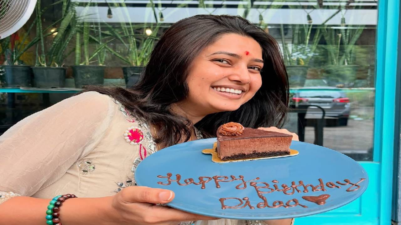 हा निर्णय फक्त स्वतःच्या इच्छेने घेतलेला नाही, तर शरीराने दूध आणि दुग्धजन्य पदार्थ स्वीकारणे बंद केलं आहे. त्यामुळे मला सतत खोकल्याचा त्रास होत आहे, असं नमूद करत प्राजक्ताने सोशल मीडियावर पोस्ट केली होती.
