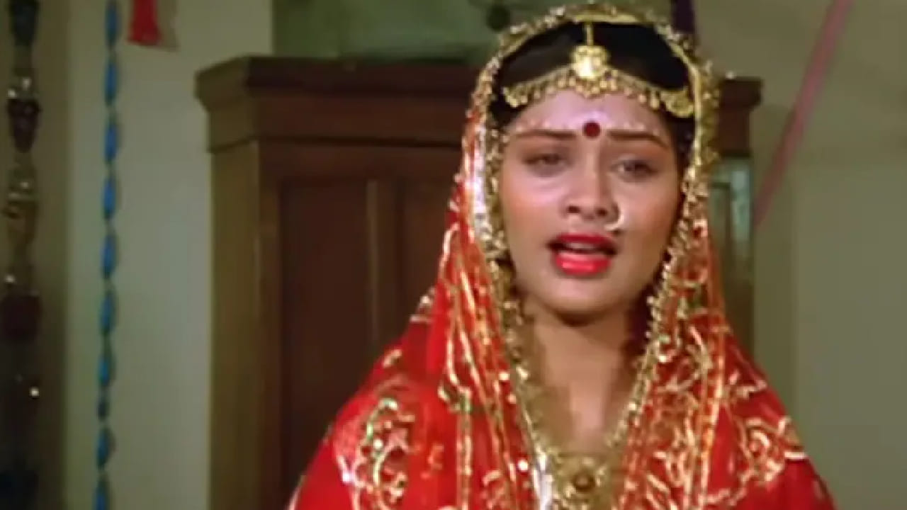 आजही लग्नातील विदाईचे व्हिडिओ, समारंभ आणि कौटुंबिक कार्यक्रमांमध्ये 'बाबुल का ये घर बहना' हे गाणं आवर्जून ऐकायला मिळते. काळ बदलला असला तरी या गाण्यातील भावना आणि शब्द आजही प्रत्येकाच्या मनाला स्पर्श करतात. त्यामुळे हे गाणं हिंदी चित्रपटसृष्टीतील सर्वाधिक लोकप्रिय विदाई गाण्यांपैकी एक मानले जाते.