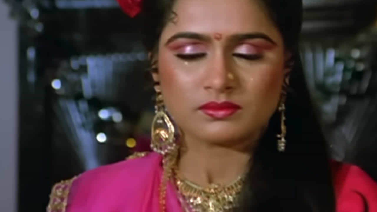 हिंदी चित्रपटसृष्टीत व्यक्तीच्या प्रत्येक भावनेवर आधारित अजरामर गाणी आहेत. प्रेम, विरह, मैत्री, नाती आणि कौटुंबिक भावभावना व्यक्त करणारी अनेक गाणी आजही तितकीच लोकप्रिय आहेत.