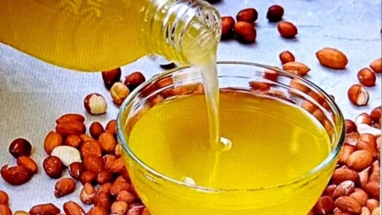 ४. शेंगदाणा तेल शेंगदाणा तेलात मोनोअनसॅच्युरेटेड फॅट्स आणि व्हिटॅमिन ई - भरपूर प्रमाणात असते. जर्नल ऑफ फूड सायन्समध्ये २०१० साली प्रकाशित झालेल्या एका अभ्यासानुसार, शेंगदाणा तेलामध्ये हृदय आणि रक्तवाहिन्यांचे संरक्षण करणारे गुणधर्म आहेत आणि ते एचडीएल (HDL) कमी न करता एकूण आणि एलडीएल (LDL) कोलेस्ट्रॉल कमी करू शकते. हे तेल पदार्थांना परतण्यासाठी, ग्रिलिंगसाठी आणि स्टर-फ्रायिंगसाठी उत्तम आहे.