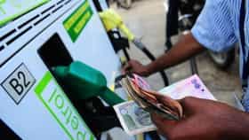 Petrol Diesel Price : कच्च्या तेलाच्या भावात मोठी घसरण, पेट्रोल आणि डिझेल स्वस्त? जाणून घ्या आजचा भाव..