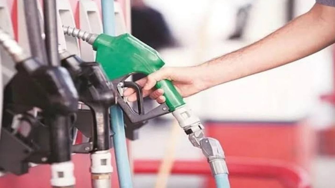 89.45 डॉलर प्रति बॅरल तेलाच्या किमती होत्या त्यात आता घसरण झाली. रविवारी भारतीय तेल कंपन्यांनी पेट्रोल आणि डिझेलच्या किमतीमध्ये कोणताही बदल केला नाही. पेट्रोलचा भाव 102.12 रूपये प्रति लीटर आहे. 