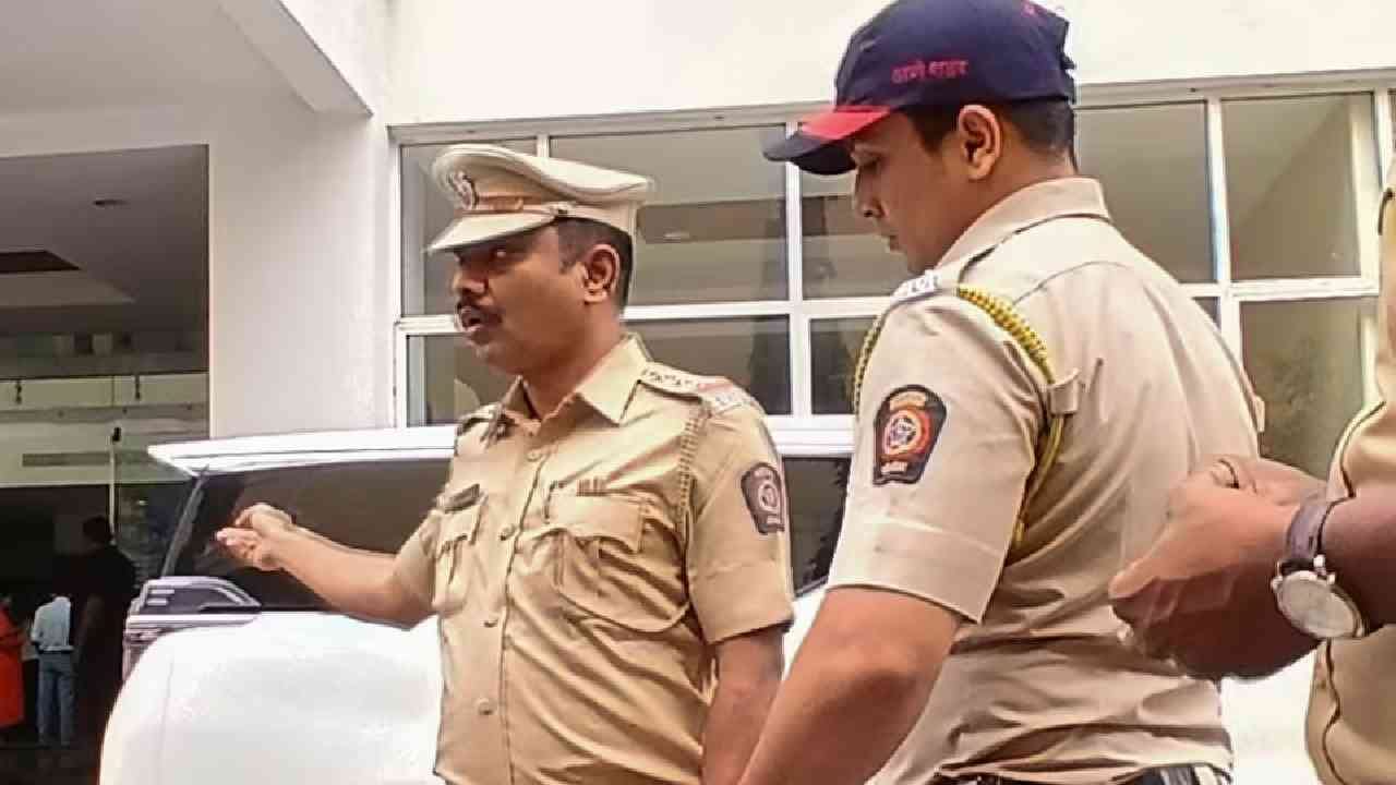 डॉक्टरच्या मुलाचं सरकारी अधिकाऱ्याच्या मुलीसोबत भयानक कांड, पोलीस रुमच्या आत घुसले त्यावेळी मुलीचे हात-पाय बांधलेले, मुलाच्या हातात बेल्ट होता आणि.. डॉक्टरच्या मुलाचं सरकारी अधिकाऱ्याच्या मुलीसोबत भयानक कांड, पोलीस रुमच्या आत घुसले त्यावेळी मुलीचे हात-पाय बांधलेले, मुलाच्या हातात बेल्ट होता आणि..