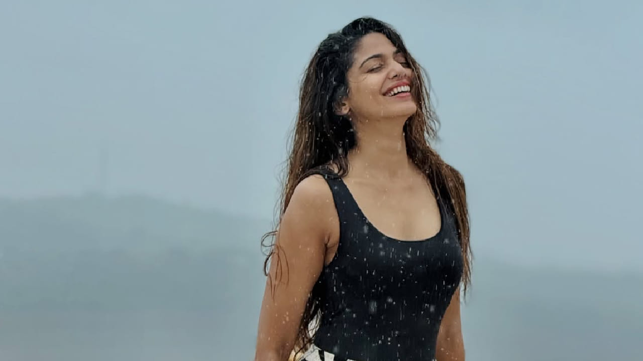 सध्या तिचे पावसाचा आनंद घेतानाचे काही फोटो सोशल मीडियावर चर्चेत आले आहेत. पूजाने नुकतेच तिच्या सोशल मीडिया अकाउंटवर काही खास पावसाळी फोटो शेअर केले आहेत. या फोटोंमध्ये ती पावसाच्या सरींमध्ये मनसोक्त भिजताना आणि निसर्गाचा आनंद घेताना दिसत आहे. 