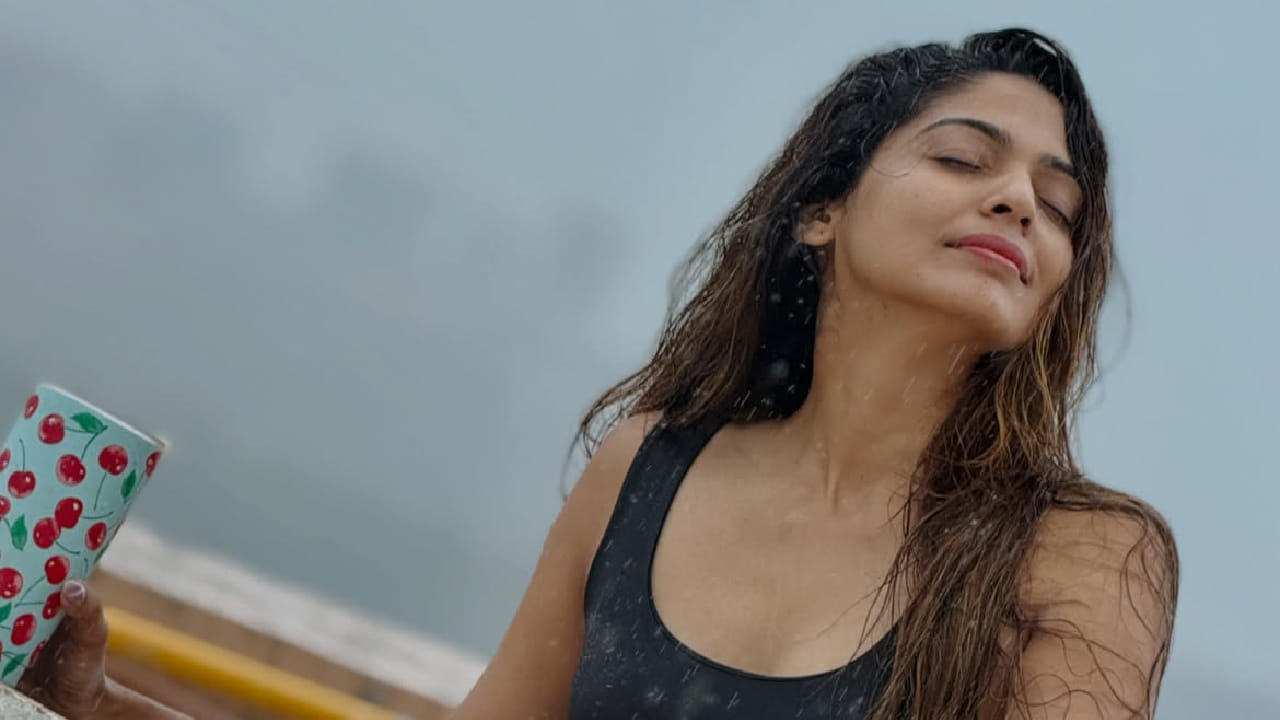 पावसाळ्यातील आल्हाददायक वातावरणाचा अनुभव घेताना तिचा बिनधास्त अंदाज चाहत्यांना विशेष भावला आहे. या फोटोशूटसाठी पूजाने काळ्या रंगाचा स्लीव्हलेस टॉप आणि प्रिंटेड बॉटम असा कूल आणि स्टायलिश लूक केला आहे. 